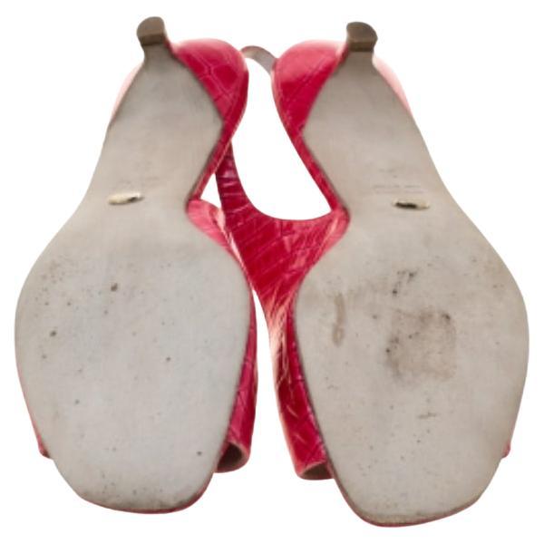 Gehen Sie stilvoll und machen Sie die Straßen zu Ihrem Laufsteg mit diesen spektakulären Sandalen von Sergio Rossi. Sie sind sorgfältig aus Leder mit Kroko-Prägung gefertigt und haben eine offene Silhouette. Sie verfügen über Slingbacks mit