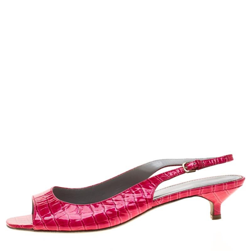 Marchez avec style et faites des rues votre piste de mode avec ces sandales spectaculaires de Sergio Rossi. Elles sont confectionnées avec soin en cuir gaufré au crocodile et présentent une silhouette à bout ouvert. Elles arborent des escarpins à