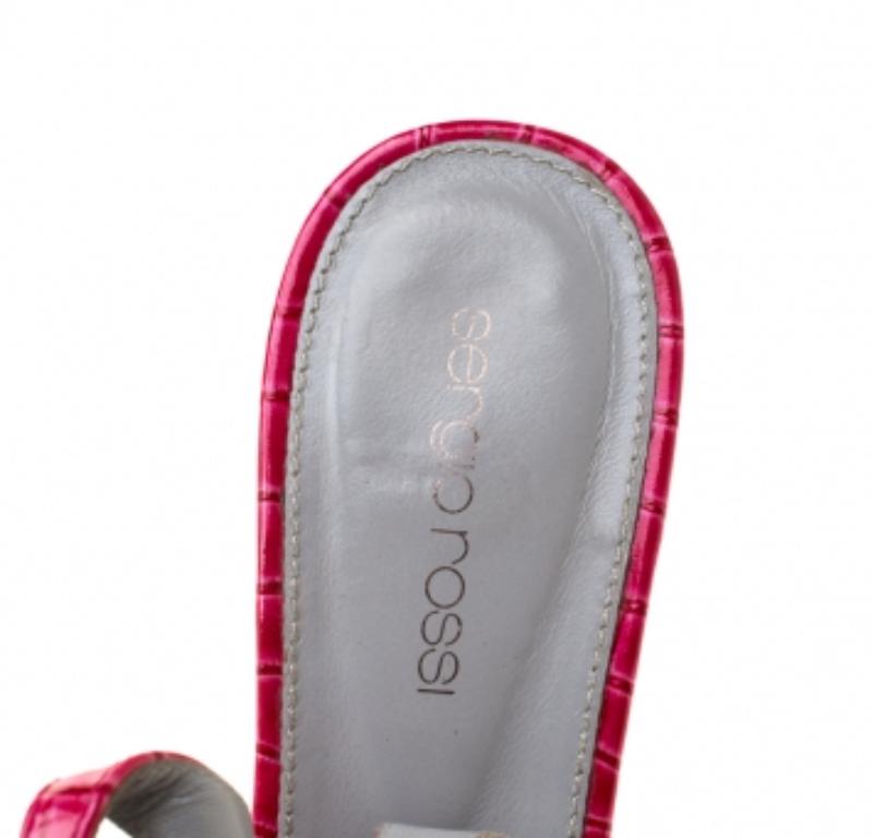 Sergio Rossi Rote Slingback-Sandalen aus Leder mit Krokodillederprägung und offener Zehe Größe 38 im Angebot 1
