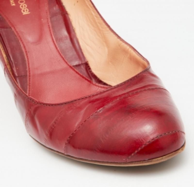 Es gibt einige Schuhe, die den Test der Zeit und der Modezyklen bestehen, diese zeitlosen Sergio Rossi Pumps sind es. Sie sind aus rotem Aalleder gefertigt und haben einen schlanken Schnitt, runde Zehen und hohe Absätze.