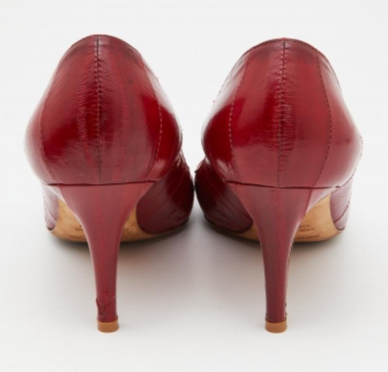 Sergio Rossi Rotes Aalleder Pumps mit rundem Zehenbereich Größe 39 im Angebot 1