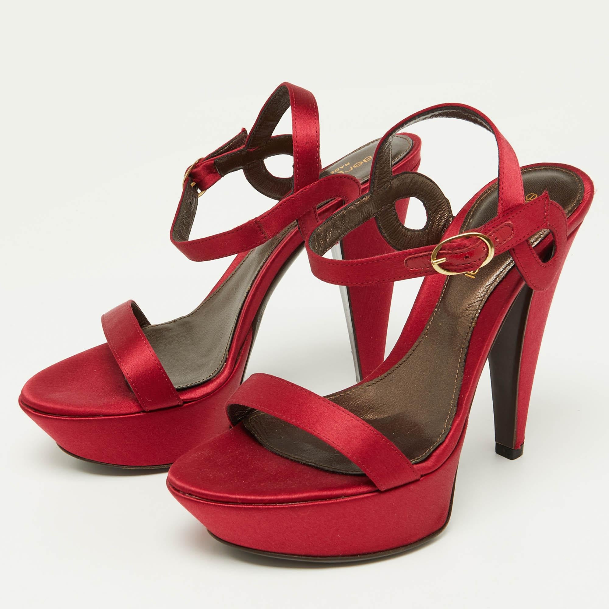 Questi sandali incorniceranno i tuoi piedi in modo elegante. Realizzate con materiali di qualità, presentano un design di classe e solette confortevoli.

