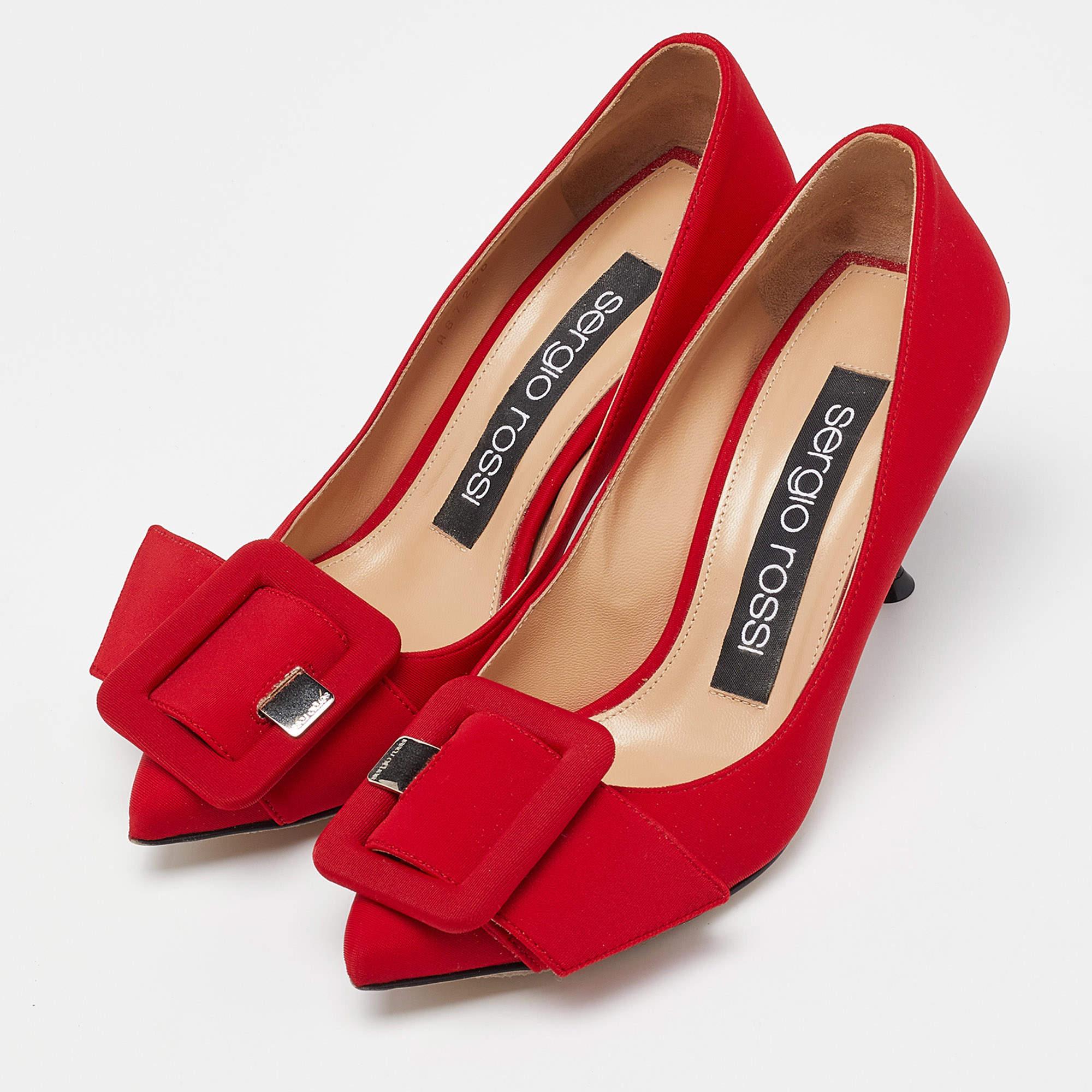 Complement your well put together outfit with these shoes by Sergio Rossi. Minimal and classy they have an amazing construction for enduring quality and comfortable fit.

