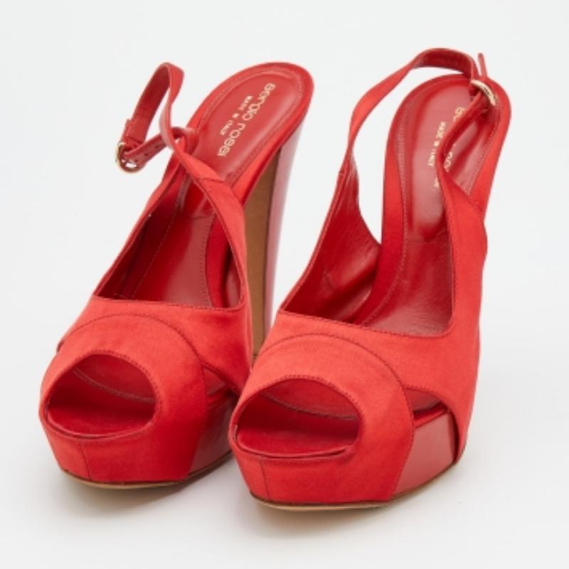 Estas sandalias atemporales de Sergio Rossi están pensadas para durarte temporada tras temporada. Fabricados en satén rojo, están diseñados con un arco elegante, puntera abierta y tacón de 13,5 cm.