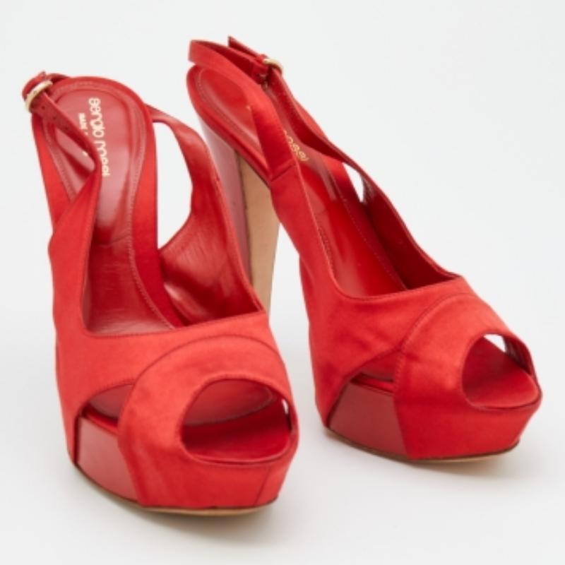 Sergio Rossi Sandalias de satén rojo con puntera abierta y plataforma Slingback talla 40 en Bueno estado para la venta en Dubai, Al Qouz 2