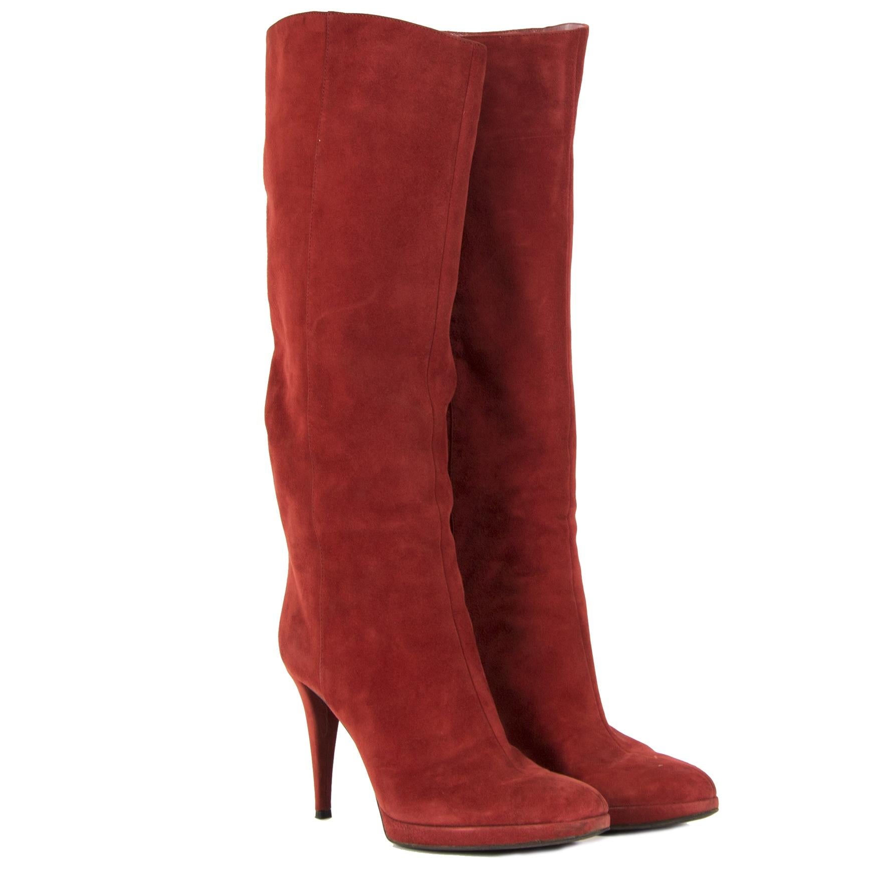 Good preloved condition

Sergio Rossi Red Suede High Boots - Size 41

These high boots comes in red suede and can be the perfect accent to your outfit!
The high heel gives extra elegancy and the small platform makes it more comfortable to