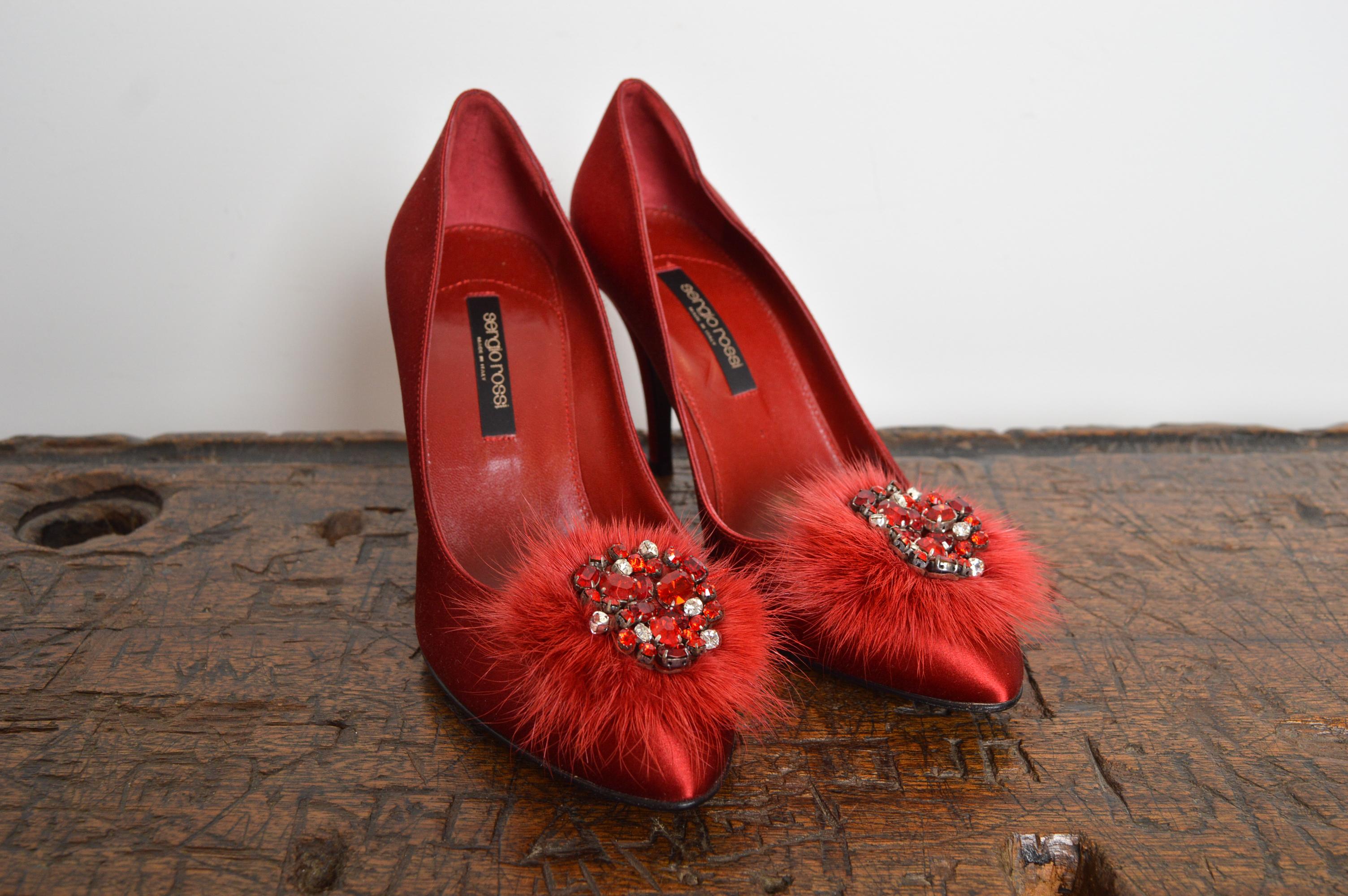 Sergio Rossi Ruby red Jewel tone Satin Mink & Swarovski Hollywood Glamour Court Shoes - High Heels
Sergio Rossi Ruby red Jewel toned, Satin Mink & Swarovski Hollywood Glamour Court Shoes - High Heels.
Size; UK 4 / EU 37
Heel Height; 3”