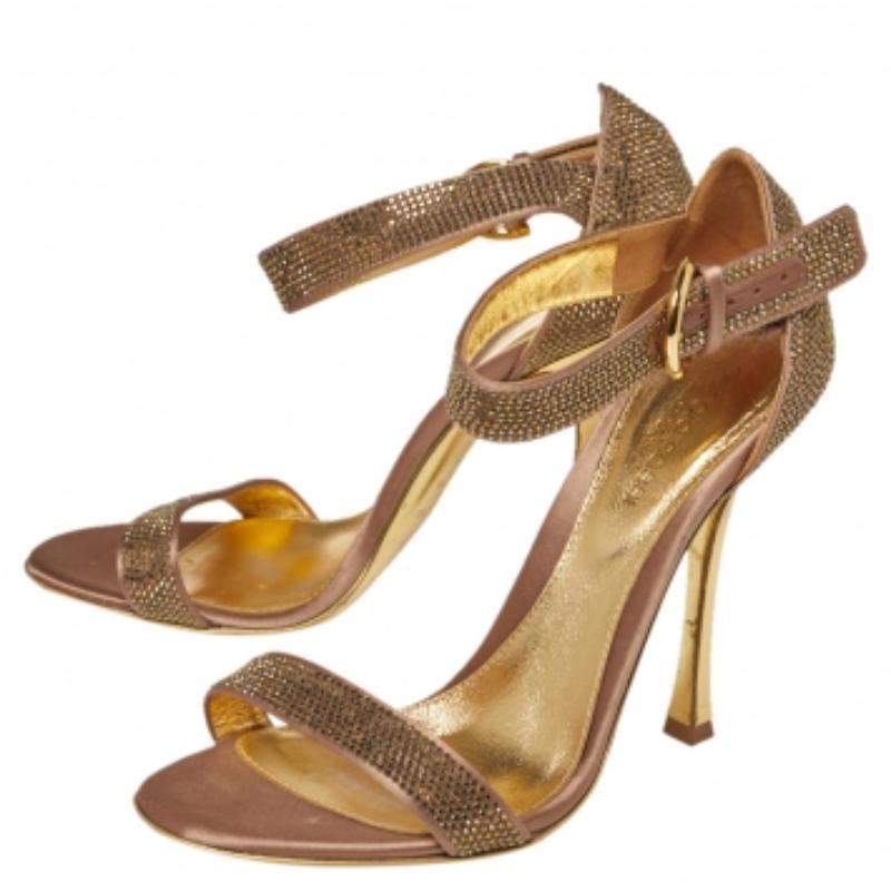 Sergio Rossi Satin und Kristall verschönert Nieten Riemchensandalen Größe 37 im Zustand „Gut“ im Angebot in Dubai, Al Qouz 2