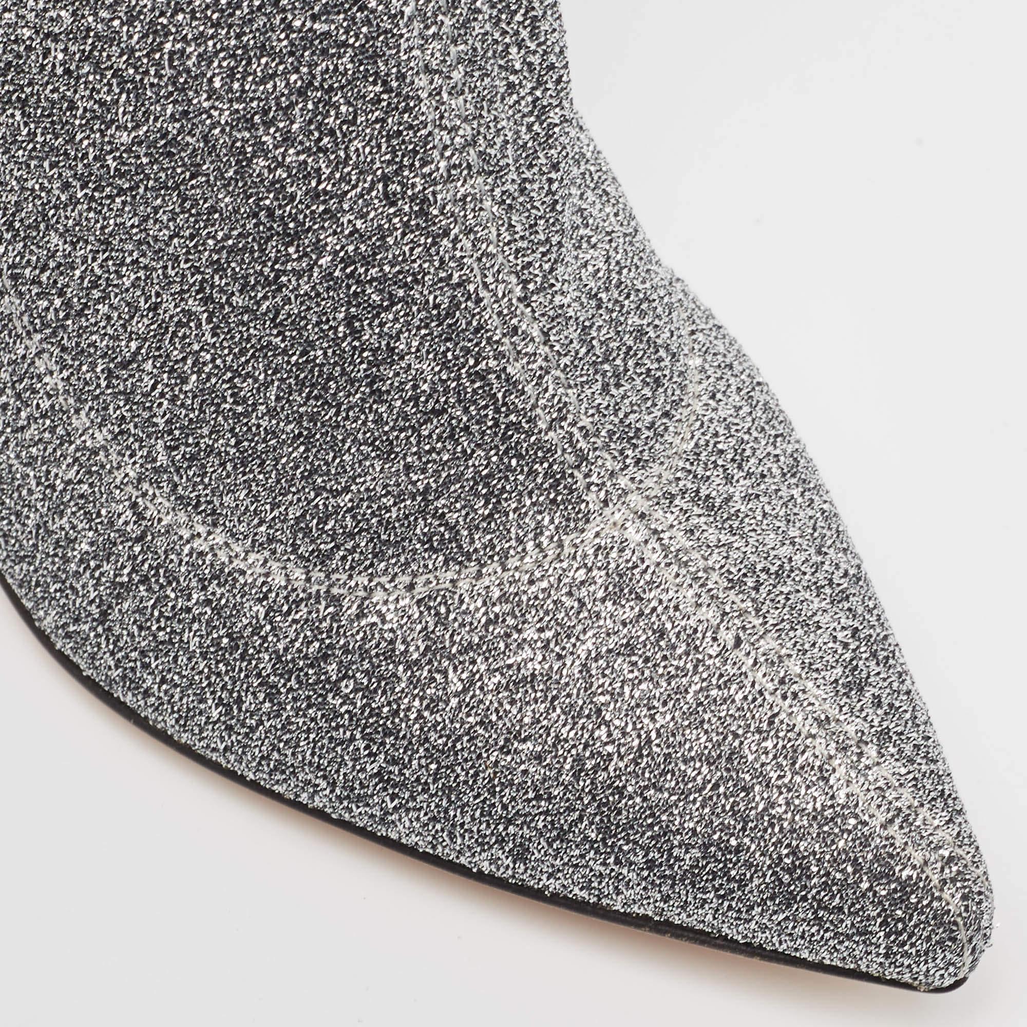 Meticulously designed into a smart silhouette, these boots are on-point with style. They come with comfortable insoles and durable outsoles to last you forever. These boots are just amazing, and you definitely need to get them right away.

Includes: