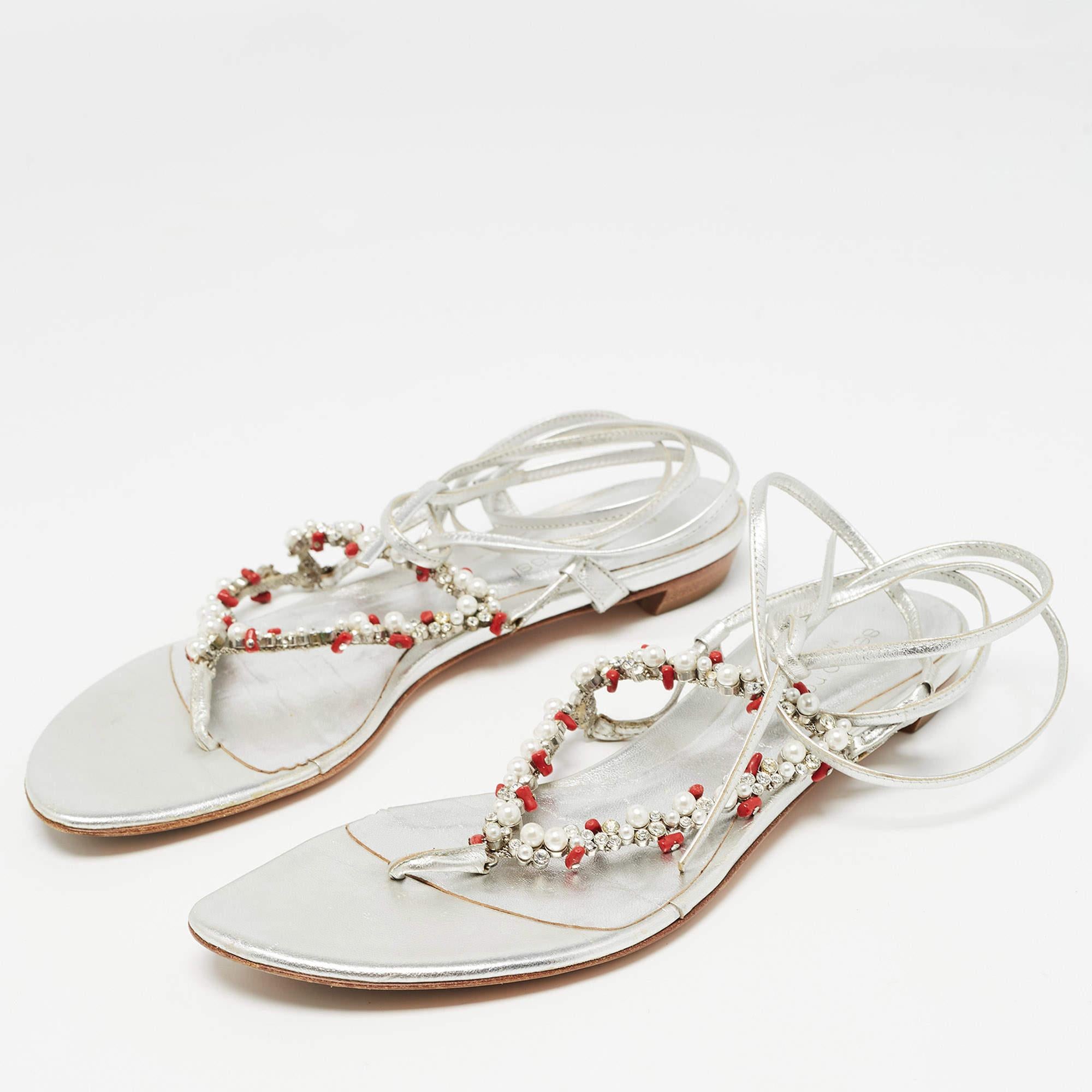 Una mezcla perfecta de lujo, estilo y comodidad, estas bailarinas de diseño están fabricadas con materiales de calidad y enmarcan tus pies de la forma más refinada. Pueden combinarse con un sinfín de prendas de tu armario.