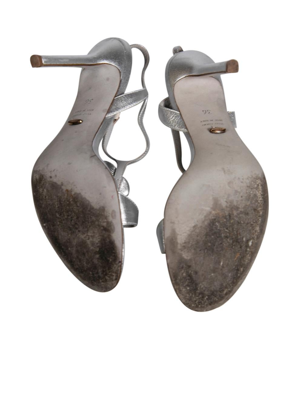 Sergio Rossi Sandalen aus silbernem Leder mit Rosendetails Größe IT 36 im Zustand „Gut“ im Angebot in London, GB