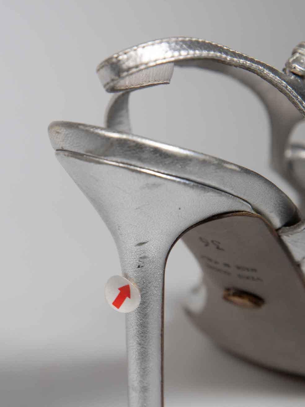 Sergio Rossi Sandalen aus silbernem Leder mit Rosendetails Größe IT 36 im Angebot 1