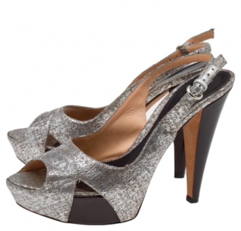 Sergio Rossi Silver Textured Leather Platform Slingback Sandals Size 40 In Good Condition For Sale In Dubai, Al Qouz 2
