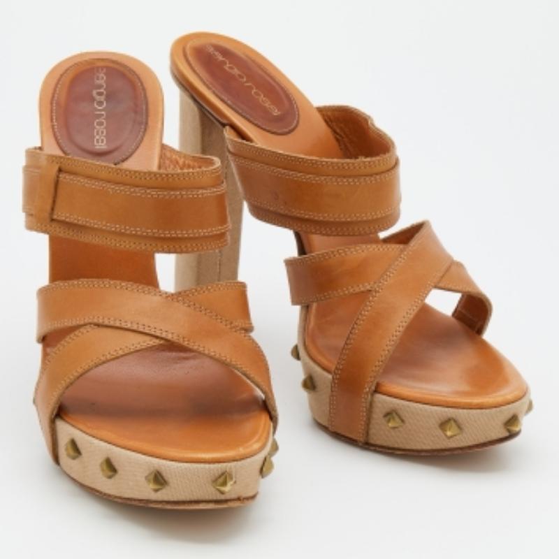 Sergio Rossi Tan Leather Strappy Studded Platform Sandals Size 40 In Good Condition For Sale In Dubai, Al Qouz 2