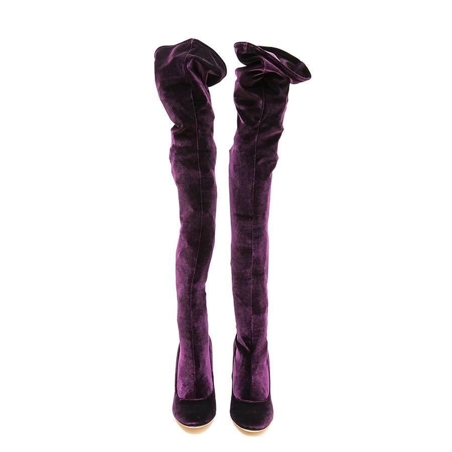 Sergio Rossi thigh boots in plum stretch velvet. Elastic and stretch material, fits the shape of the leg.

New condition. Size 36. Made in Italy. 

Dimensions : Height of the stem 63 cm, heel height 10 cm, ankle turn 20 cm, high tower boot 36