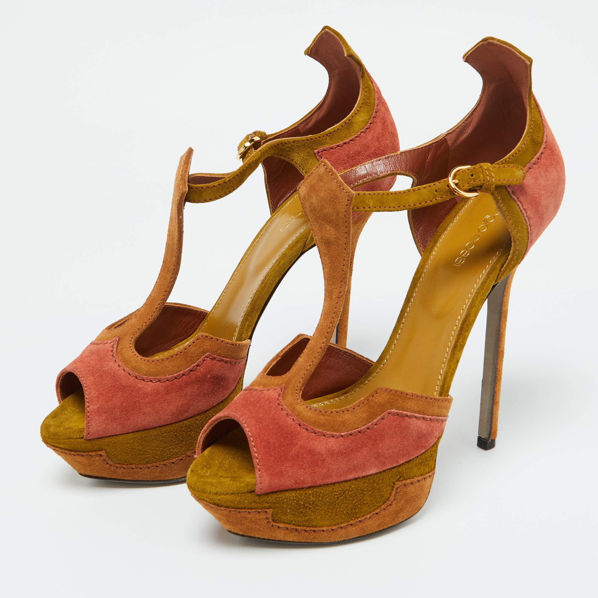 Ces sandales de Sergio Rossi sont destinées à être un choix aimé. Merveilleusement travaillées et équilibrées sur des talons aiguilles les chaussures soulèveront vos pieds dans une silhouette éblouissante.