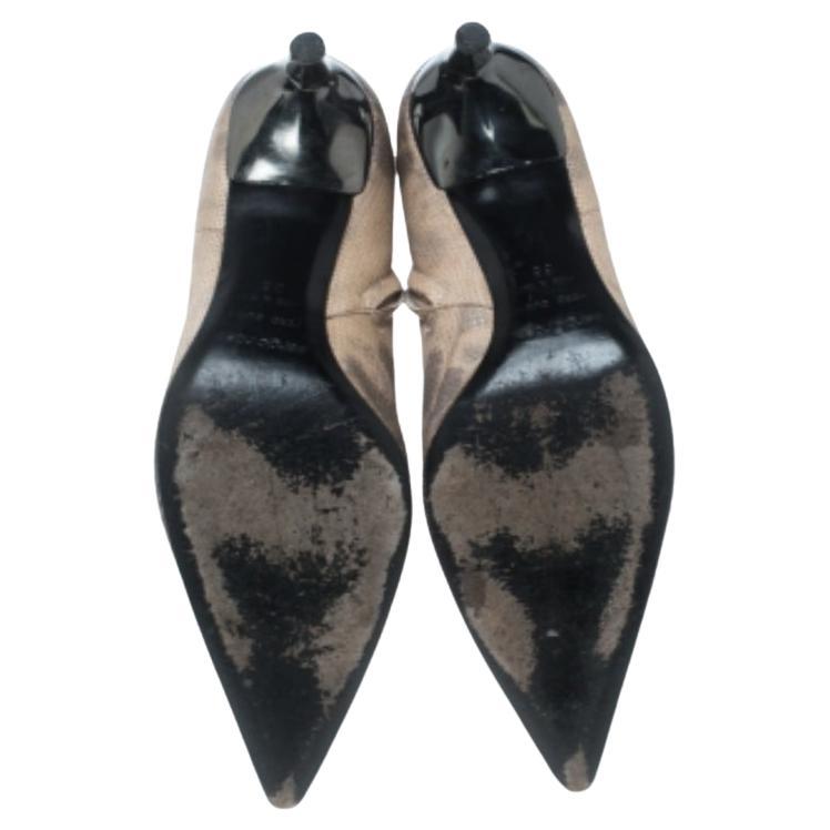 Ces bottines de Sergio Rossi vous promettent de faire bonne impression à chaque fois que vous les porterez ! Conçues en cuir de serpent Karung, elles sont dotées de bouts pointus, de fermetures éclair latérales, de semelles intérieures confortables