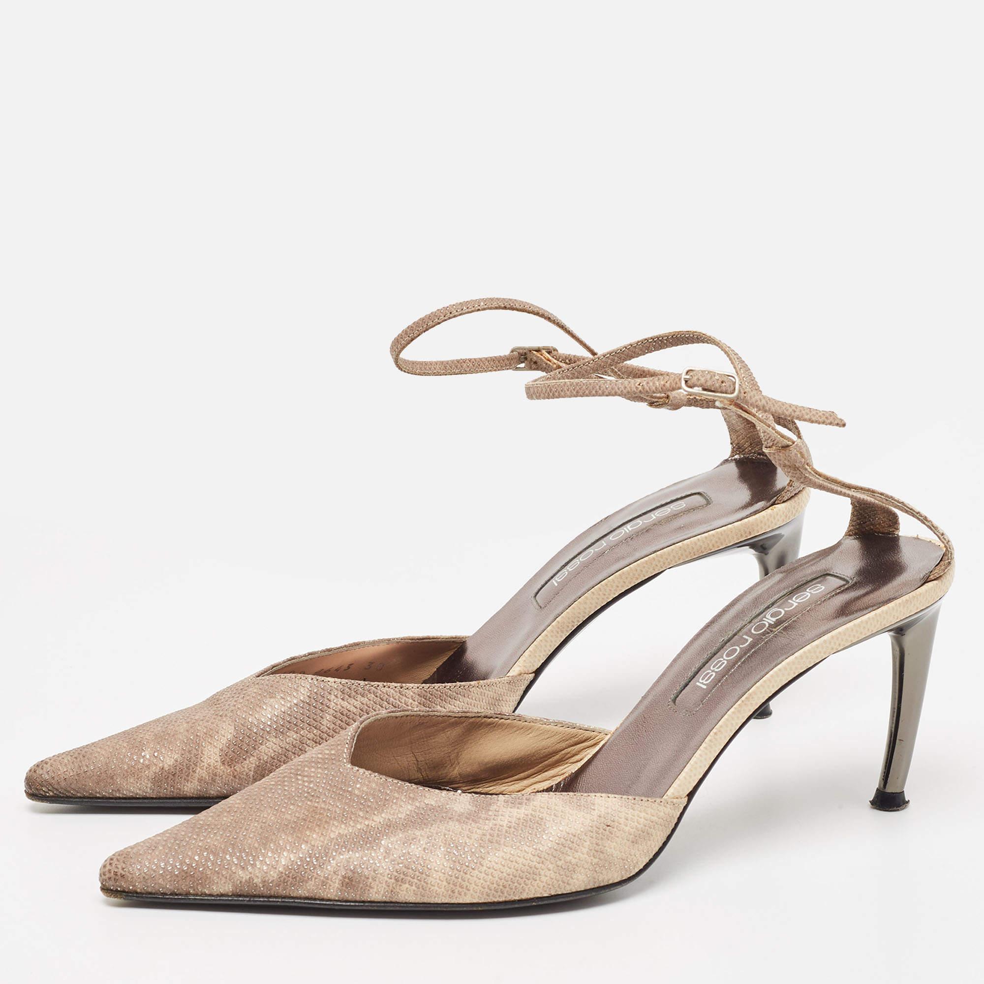 Affichez un style élégant avec cette paire d'escarpins. Ces chaussures élégantes sont fabriquées à partir de matériaux de qualité. Ils sont posés sur des semelles durables et des talons élégants.