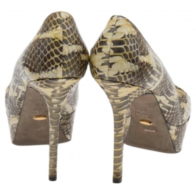 Sergio Rossi Two Tone Water Snake Platform Pumps Size 35.5 In Good Condition For Sale In Dubai, Al Qouz 2