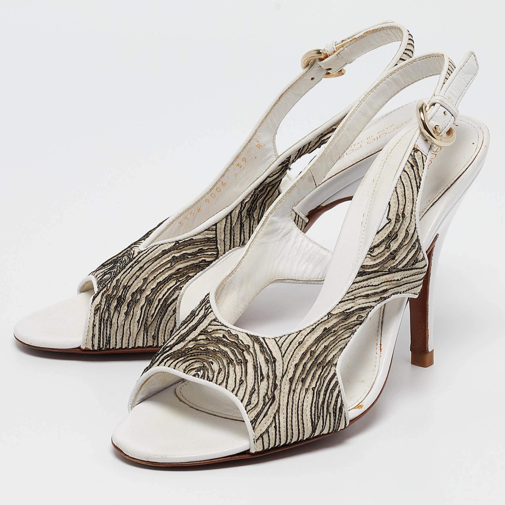 Estas sandalias enmarcarán sus pies de forma elegante. Fabricados con materiales de calidad, presentan un diseño elegante y plantillas cómodas.