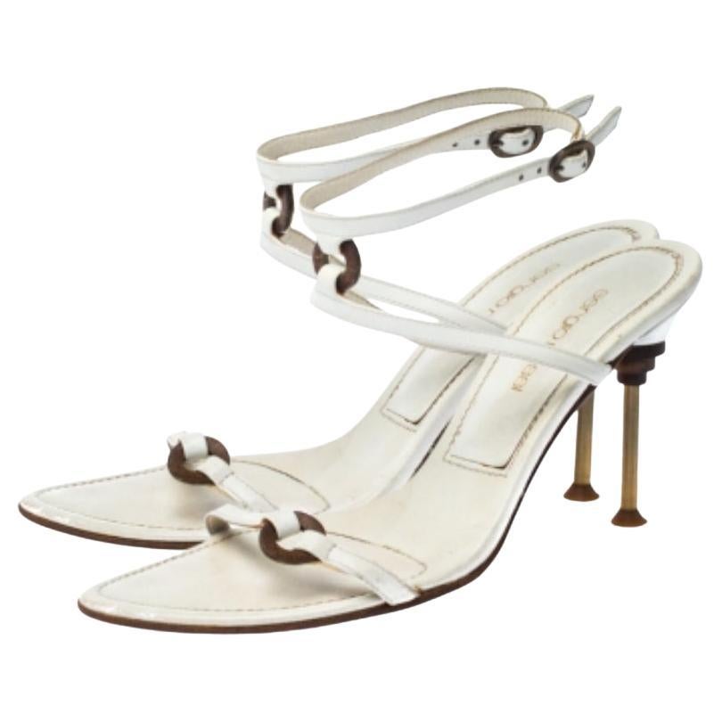 Ces sandales vous donneront l'impression d'être sûre de vous et très élégante. Ces sandales tendance sont dotées d'un corps en cuir souple et résistant, d'un design minimal et de brides de cheville à boucle. Restez à l'aise tout au long de la