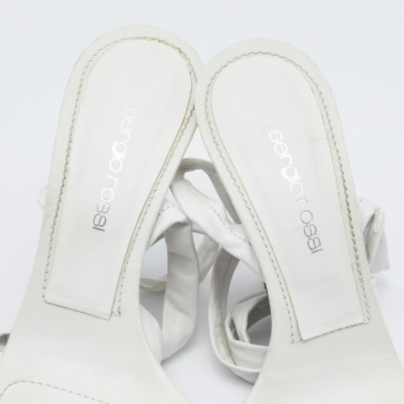 Gris Sergio Rossi - Sandales à chevilles enveloppantes en cuir blanc, taille 38 en vente
