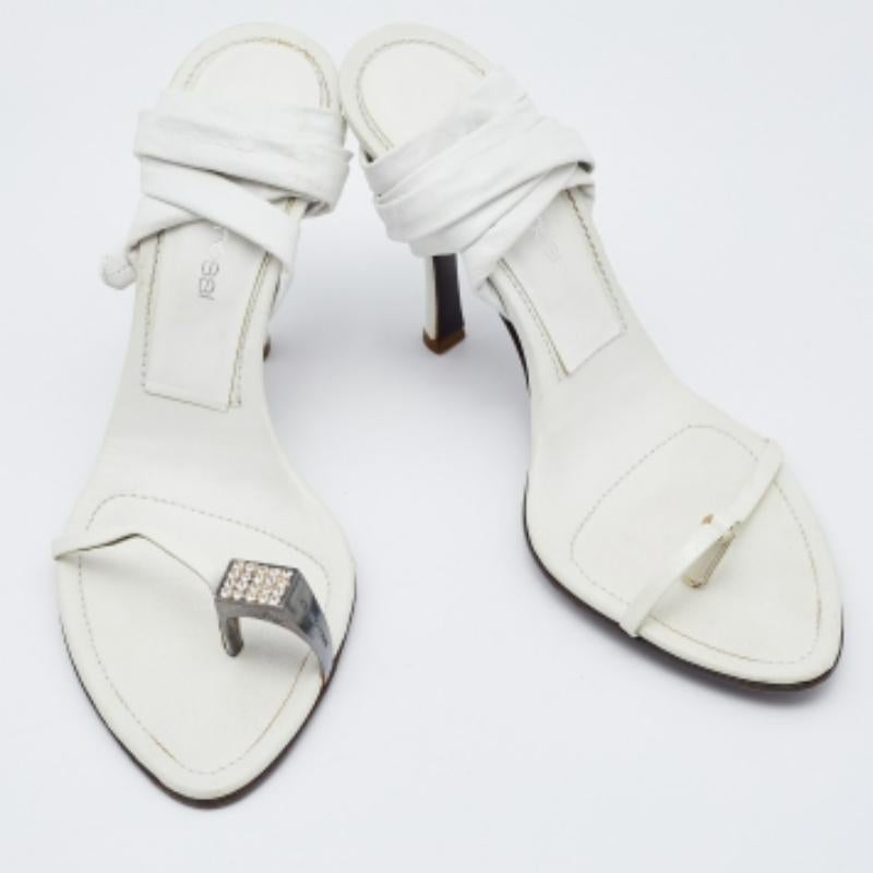 Sergio Rossi - Sandales à chevilles enveloppantes en cuir blanc, taille 38 Bon état - En vente à Dubai, Al Qouz 2