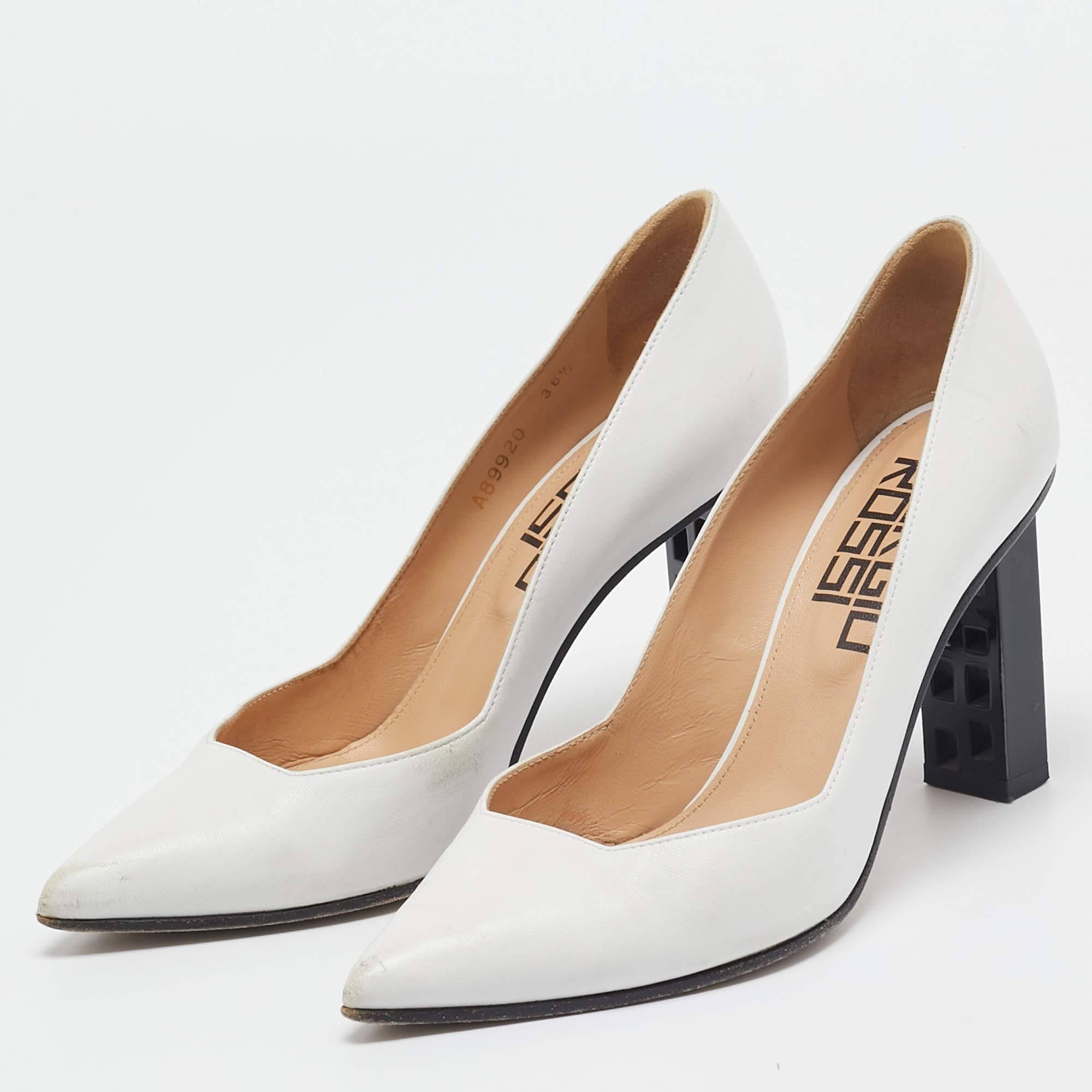 Fate una dichiarazione di stile chic con queste décolleté di design. Presentano tacchi robusti e suole resistenti, perfetti per le tue uscite alla moda.