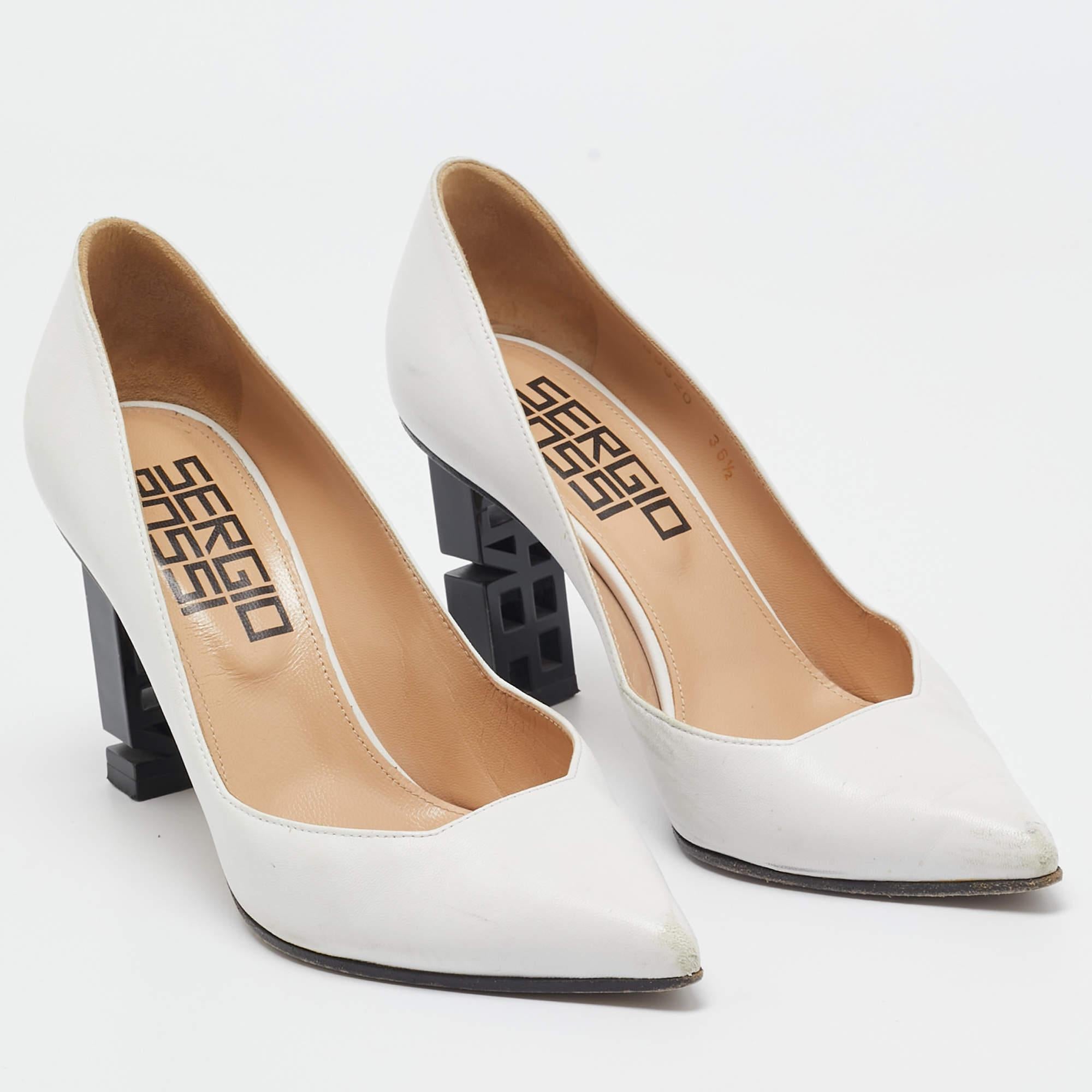 Sergio Rossi Pumps in pelle bianca con tacco a forma di logo misura 36,5 In condizioni discrete in vendita a Dubai, Al Qouz 2