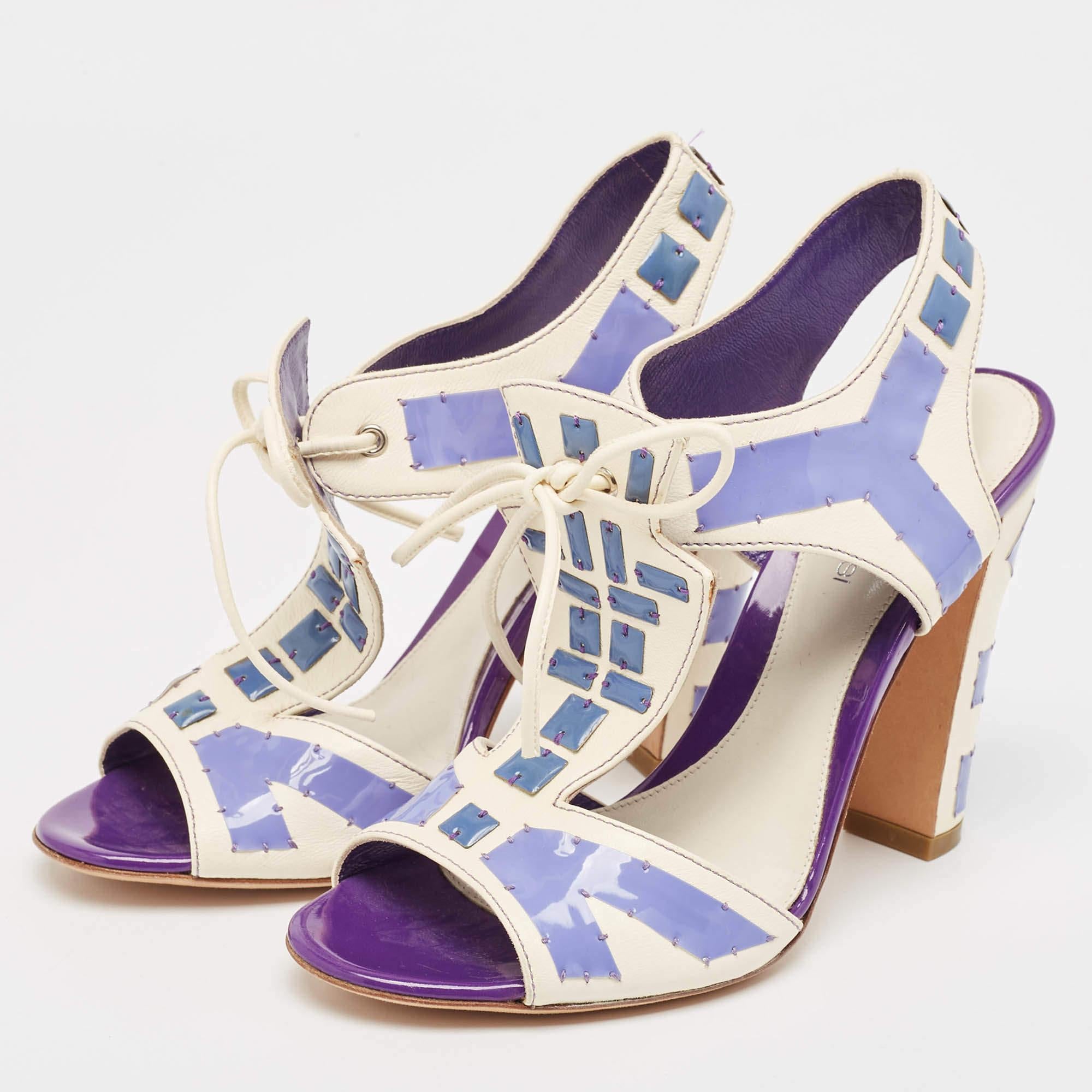These sandals will frame your feet in an elegant manner. Crafted from quality materials they display a classy design and comfortable insoles.
