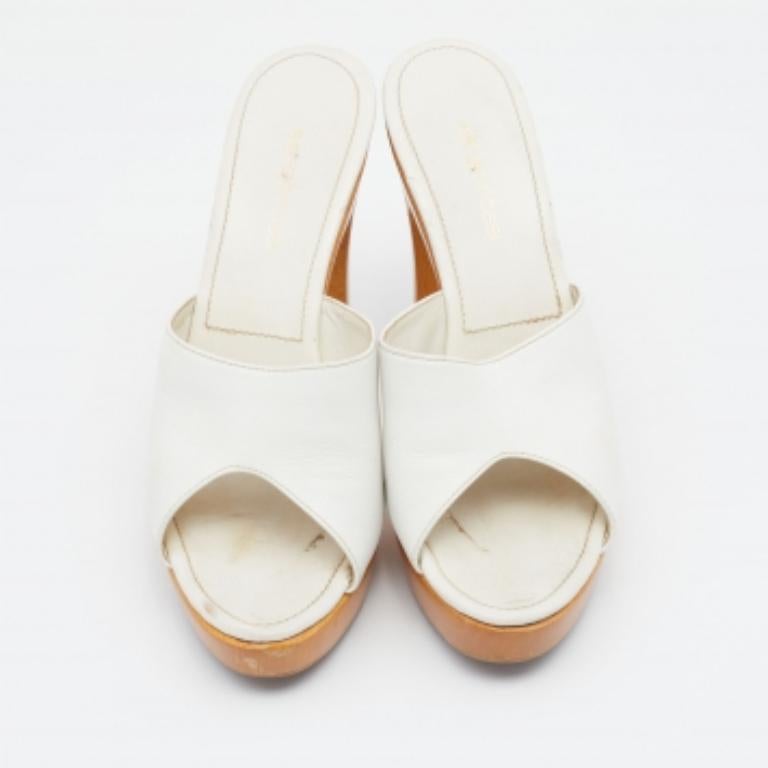 Sergio Rossi Weiße Plateausandalen mit Absatz aus Leder und Holz in Holzform Größe 38,5 im Zustand „Gut“ im Angebot in Dubai, Al Qouz 2