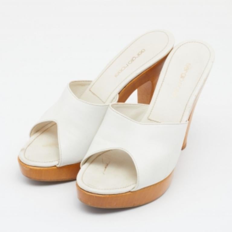 Sergio Rossi Weiße Plateausandalen mit Absatz aus Leder und Holz in Holzform Größe 38,5 im Angebot 1
