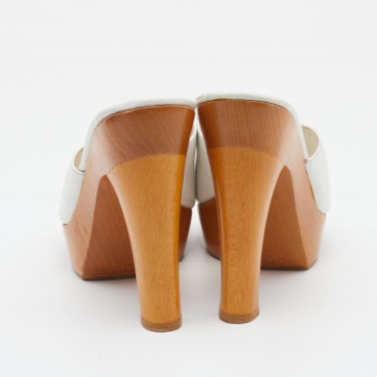 Sergio Rossi Weiße Plateausandalen mit Absatz aus Leder und Holz in Holzform Größe 38,5 im Angebot 2