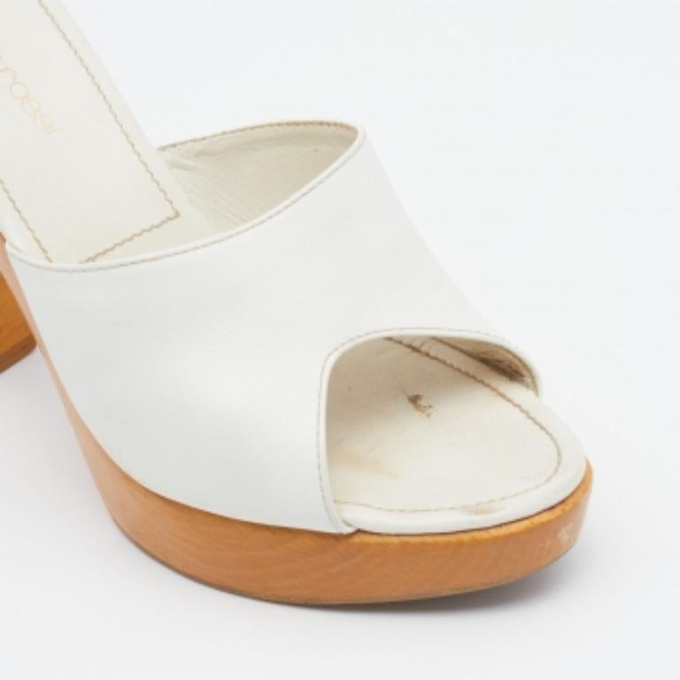 Sergio Rossi Weiße Plateausandalen mit Absatz aus Leder und Holz in Holzform Größe 38,5 im Angebot 3