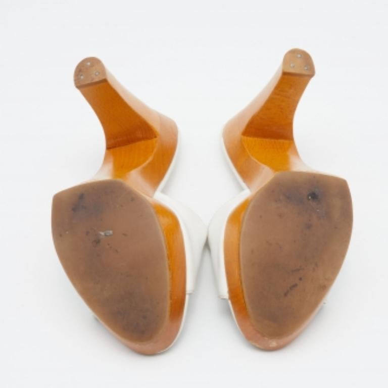 Sergio Rossi Weiße Plateausandalen mit Absatz aus Leder und Holz in Holzform Größe 38,5 im Angebot 4
