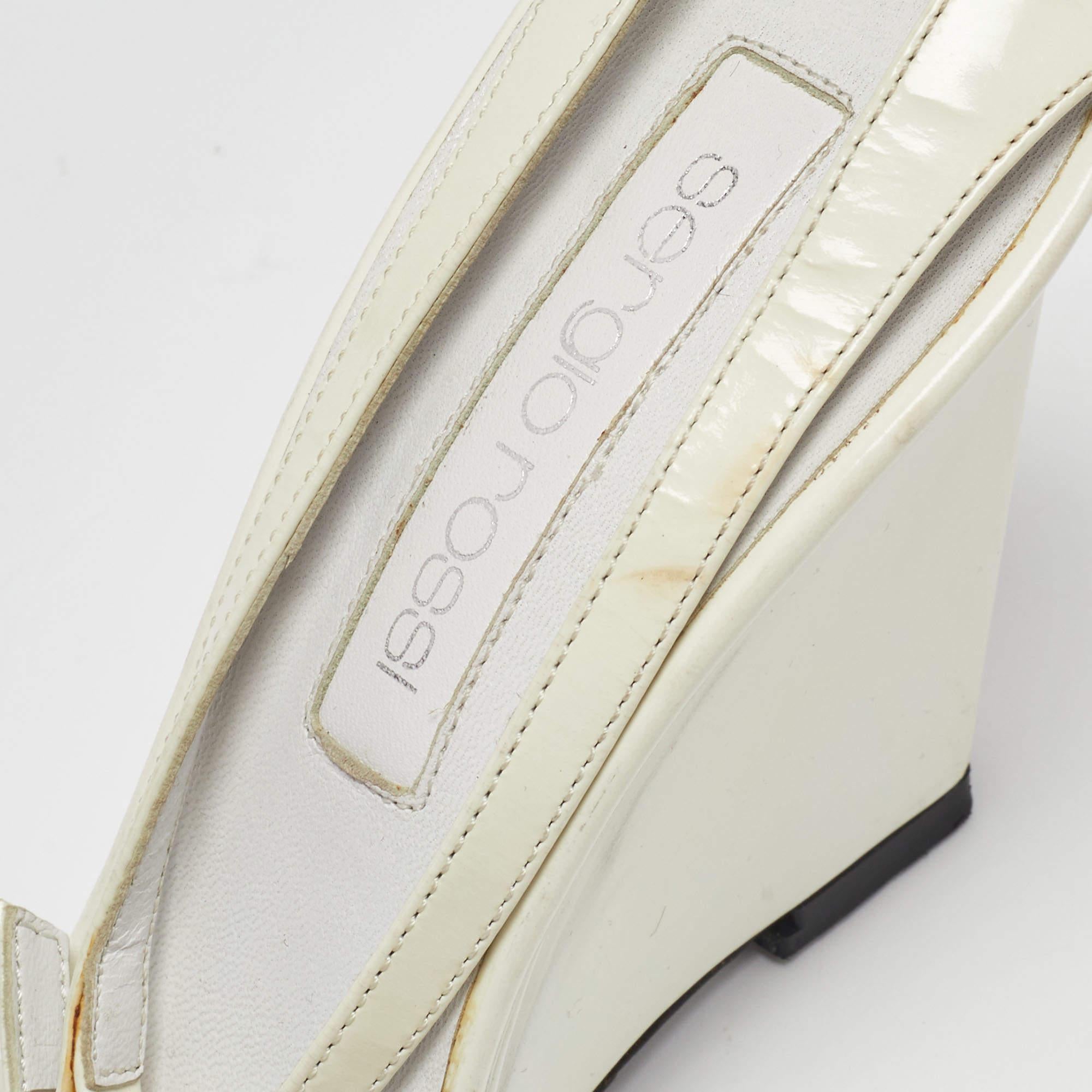 Sergio Rossi White Patent Leather Wedge Sandals Size 39.5 In Good Condition For Sale In Dubai, Al Qouz 2