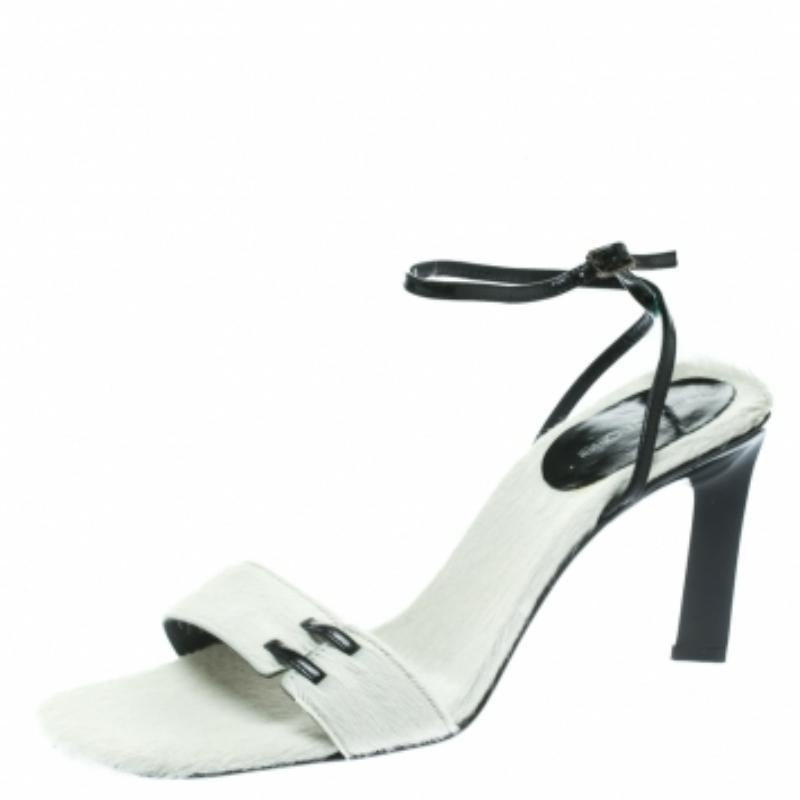 Faites de la rue votre piste de mode et marchez avec style dans ces fabuleuses sandales de Sergio Rossi ! Ces sandales blanches ont été confectionnées en poils de poney et présentent une silhouette à bout ouvert. Ils sont dotés d'une seule bride sur