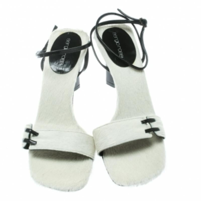 Sergio Rossi Sandales en poils de poney blanc Taille 38.5 Excellent état - En vente à Dubai, Al Qouz 2