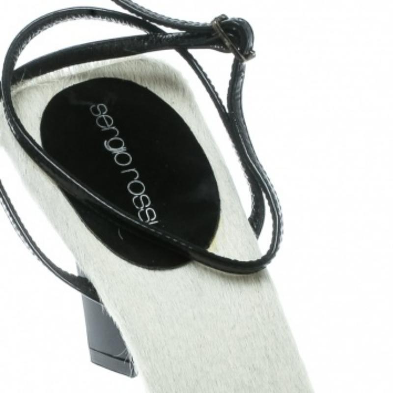 Sergio Rossi Sandales en poils de poney blanc Taille 38.5 en vente 1