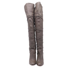 Botas altas hasta el muslo «Wrap Around» de Sergio Rossi, en piel gris