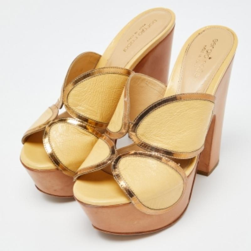 Sergio Rossi Sandales à plateforme en bois en cuir jaune Taille 38 Bon état - En vente à Dubai, Al Qouz 2