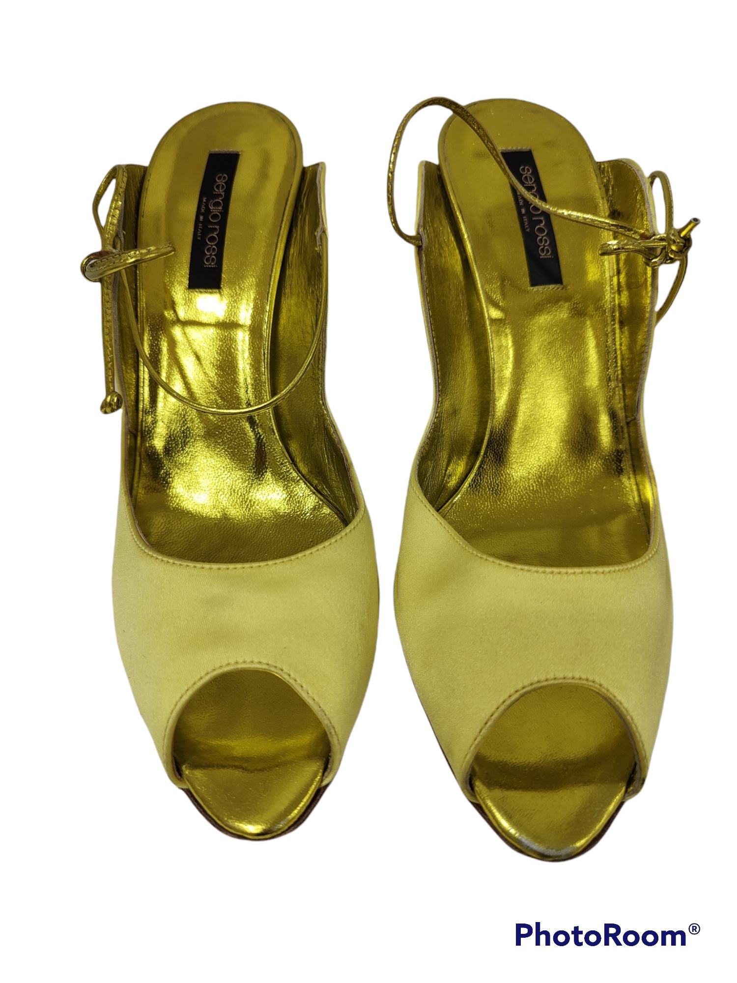Sergio Rossi Gelbe Sandalen aus Seidensatin mit Schnürsenkeln
vollständig in Italien hergestellt in Größe 39
Absatz 10 cm
