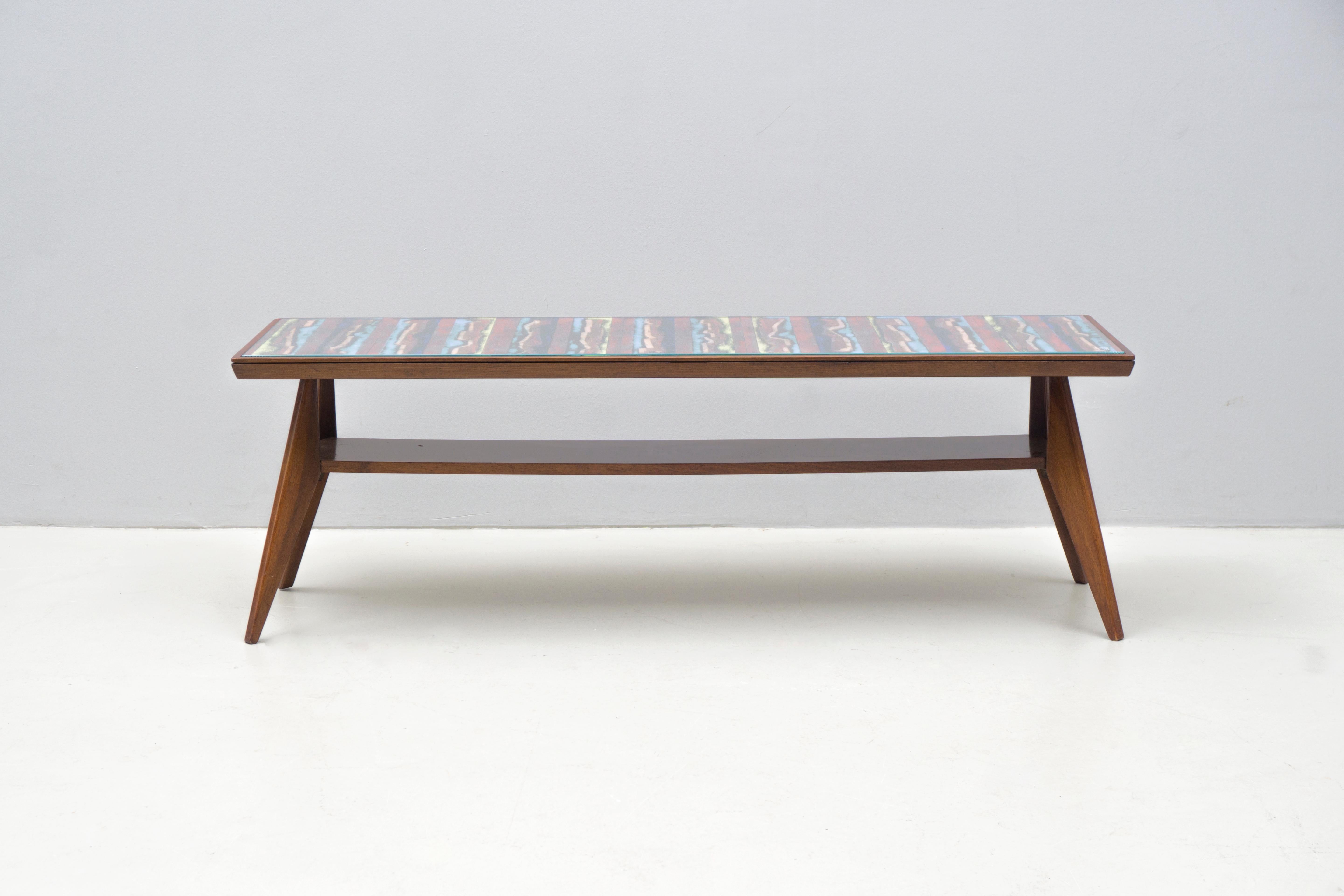 Dieser Tisch ist ein Einzelstück, das von Sergio Santi/VIGNA NOUVA FIRENZE in Florenz/Italien um 1950 geschaffen wurde.

Das Atelier VIGNA NUOVA war auf die Herstellung von Objekten aus Emaille spezialisiert - Inneneinrichtungen aus diesem Atelier