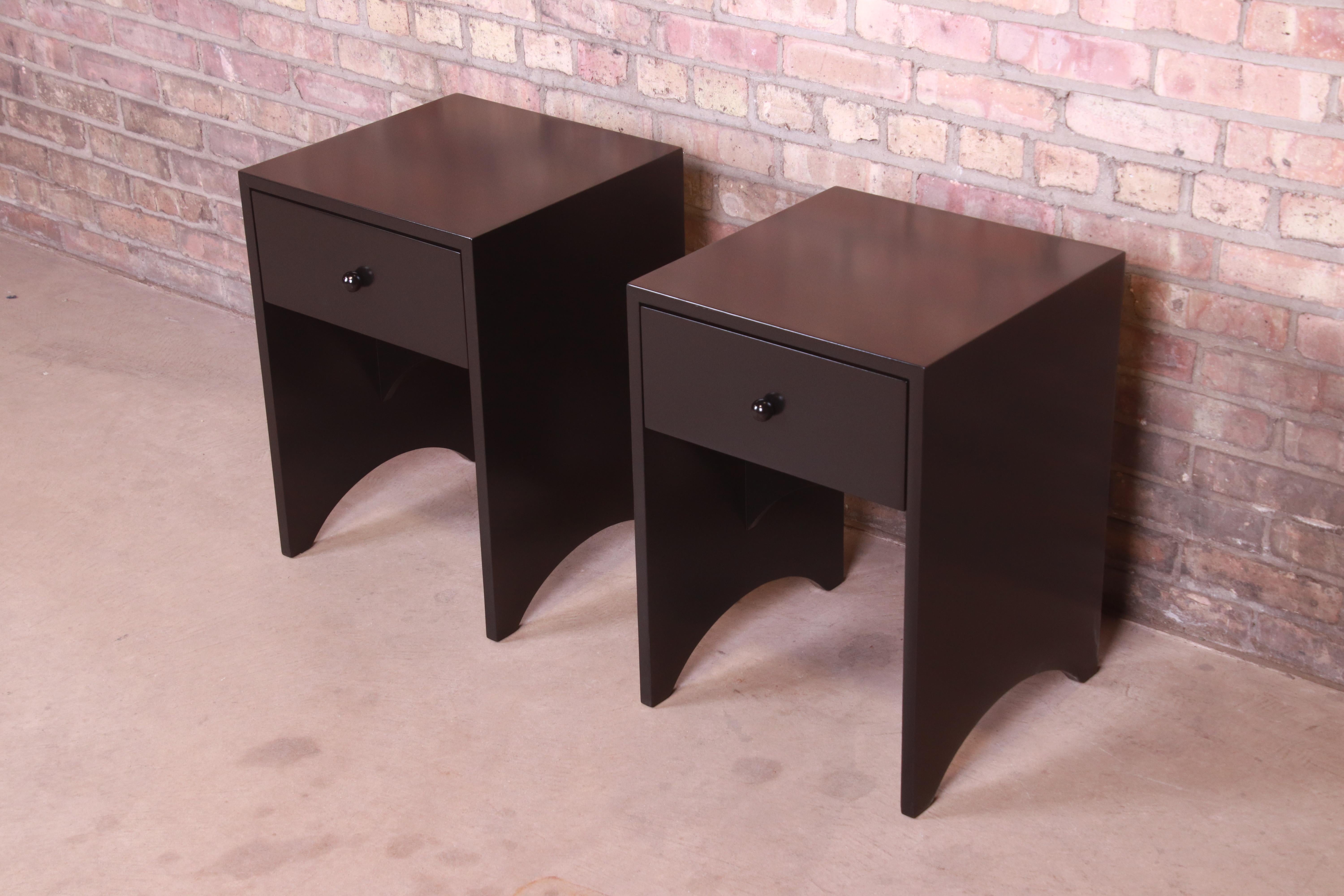 A gorgeous pair of modern black lacquered cherry wood nightstands

By Sergio Savarese for Dialogica

USA, Circa 1990s

Measures: 16