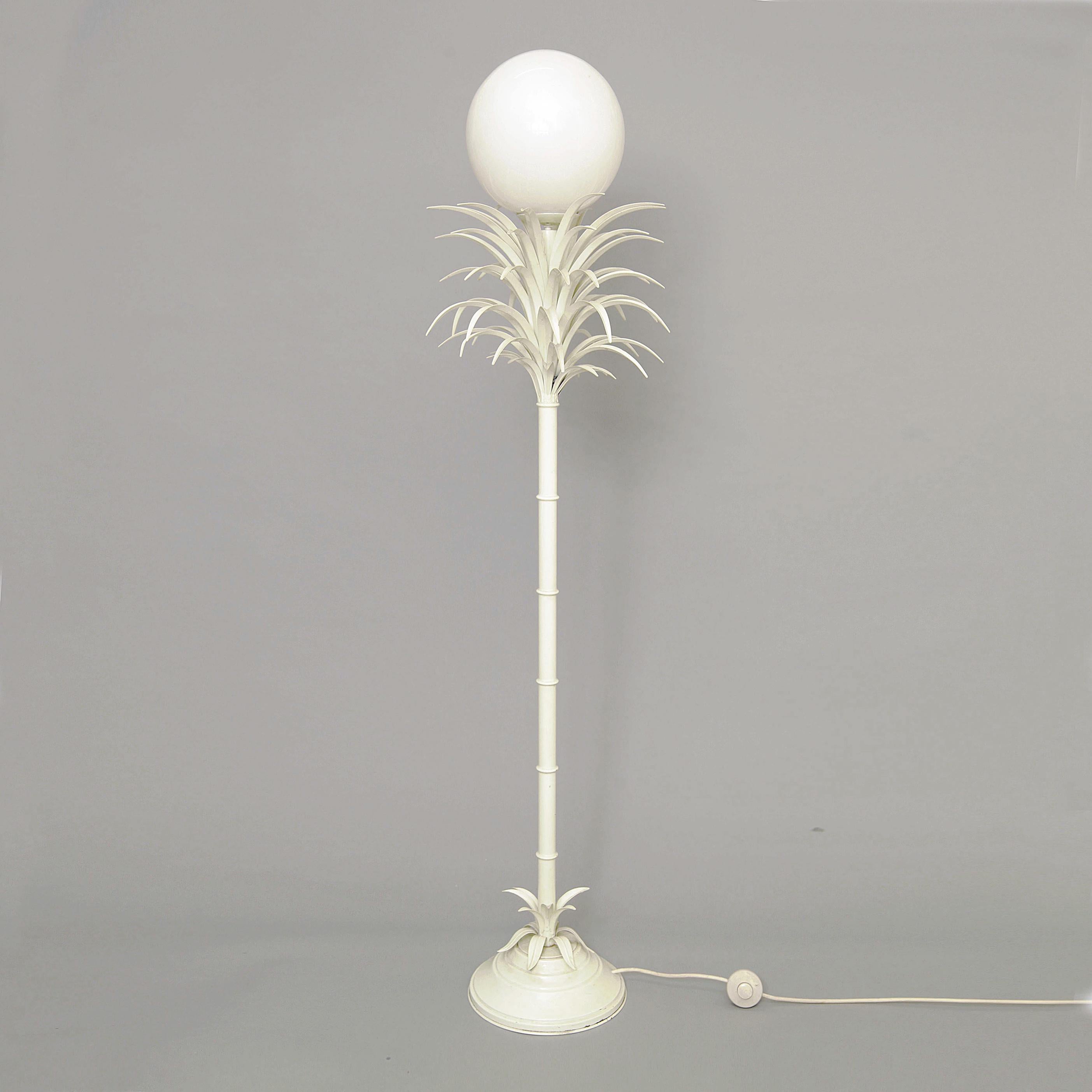 Von Sergio Terzani entworfene Stehlampe in Form einer Palme, später weiß lackiert und mit einer Glaskugel als Schirm. Ausgezeichnete Qualität, aber mit altersbedingten Gebrauchsspuren.