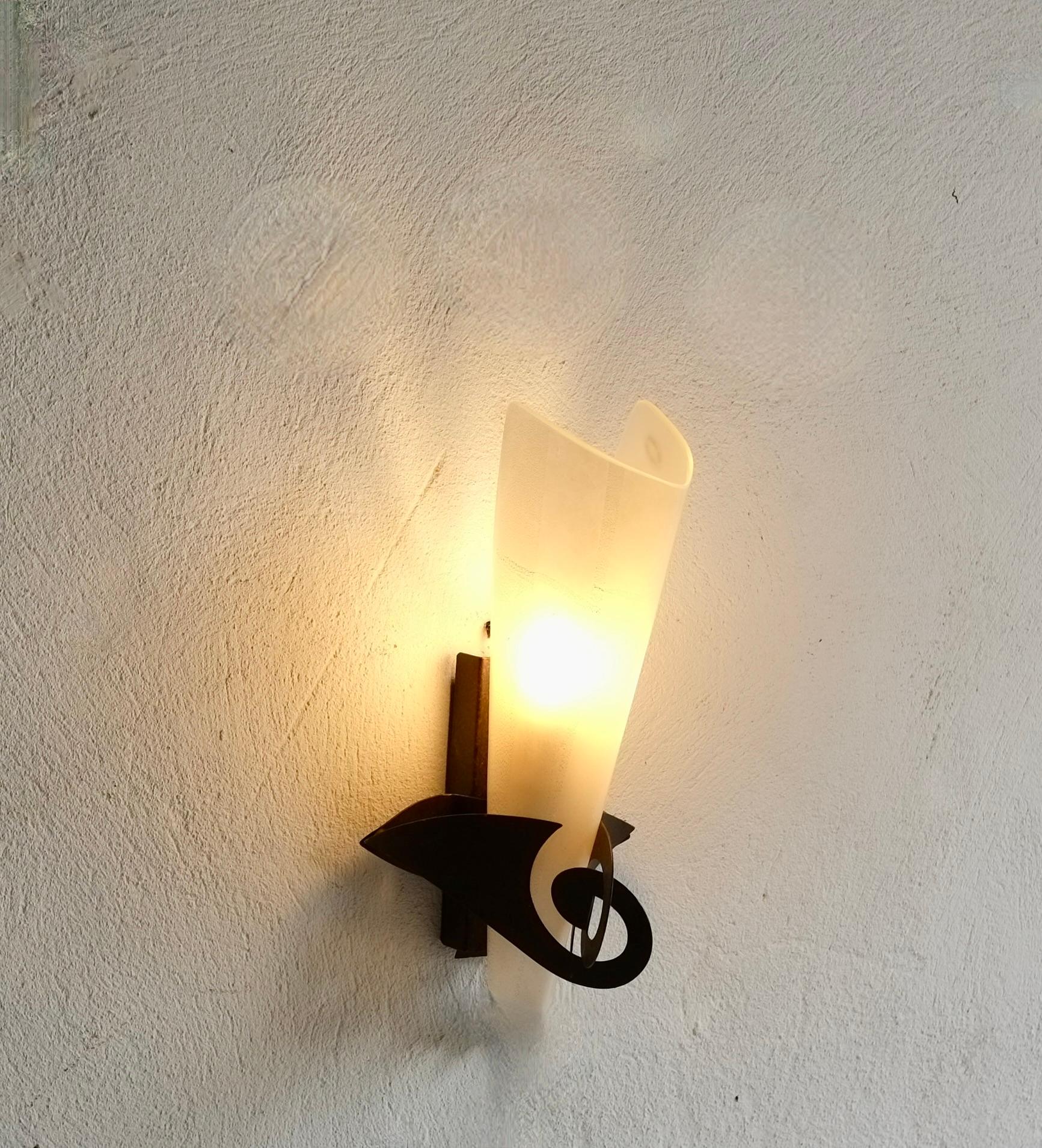 Phantom wall lamp designed by Jean Francois Crochet and produced by Sergio Terzani, Italy circa 1990's.

Handmade Murano Art glass diffusers with a gold leaf finish, supported by a metal base with a waxed rust finish.

No damage to the glass.

H 32
