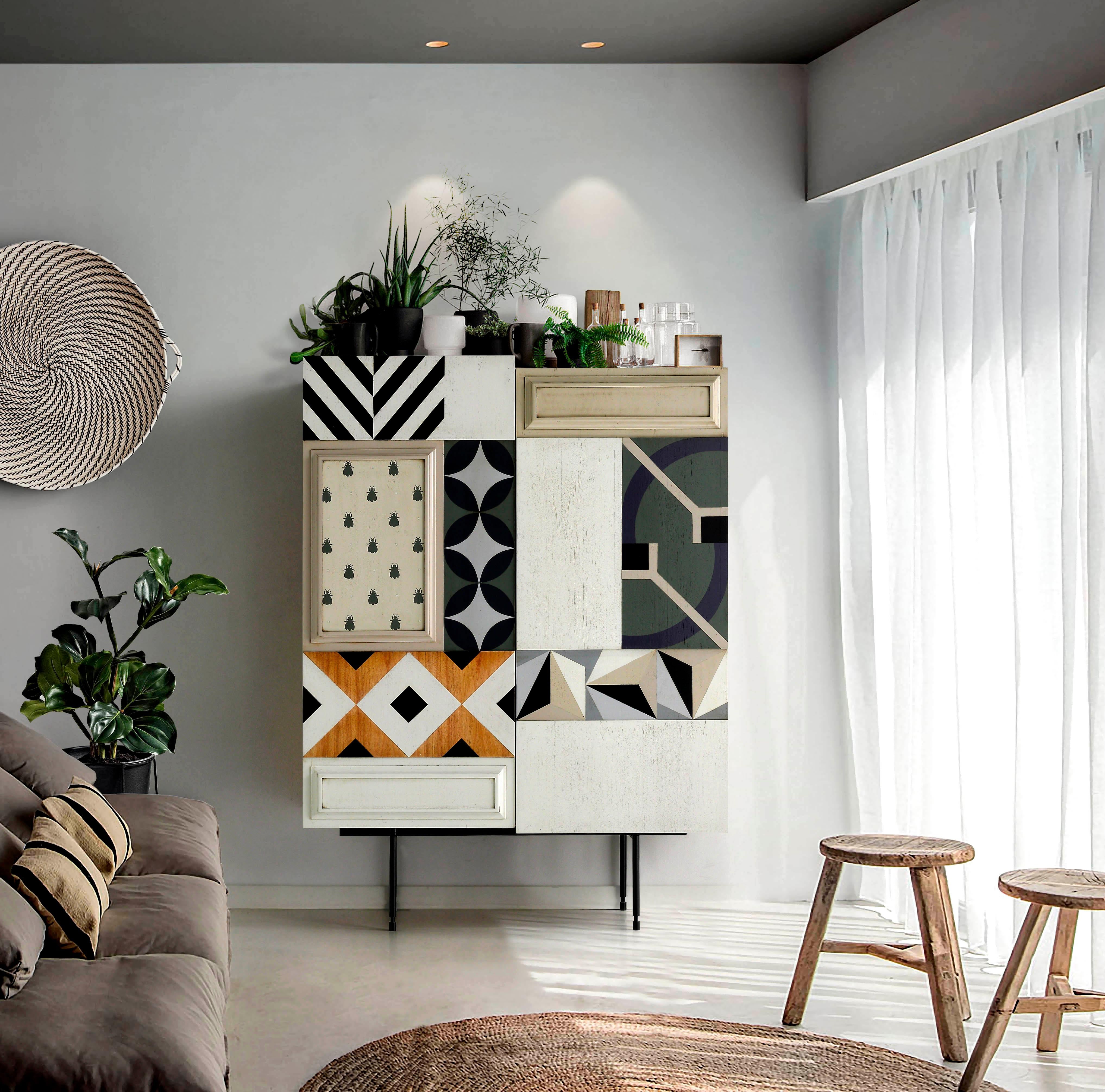 Serie 2020 Kabinett von Lola Glamour
Abmessungen: T 46 x B 120 x H 160 cm
MATERIALIEN: Holz.

Sie verschmelzen Stile, Trends, Epochen, Materialien, Grafiken und Handwerkskunst. Die Serie 2020 ist ungehemmt, optimistisch, mit einem Hauch von naivem