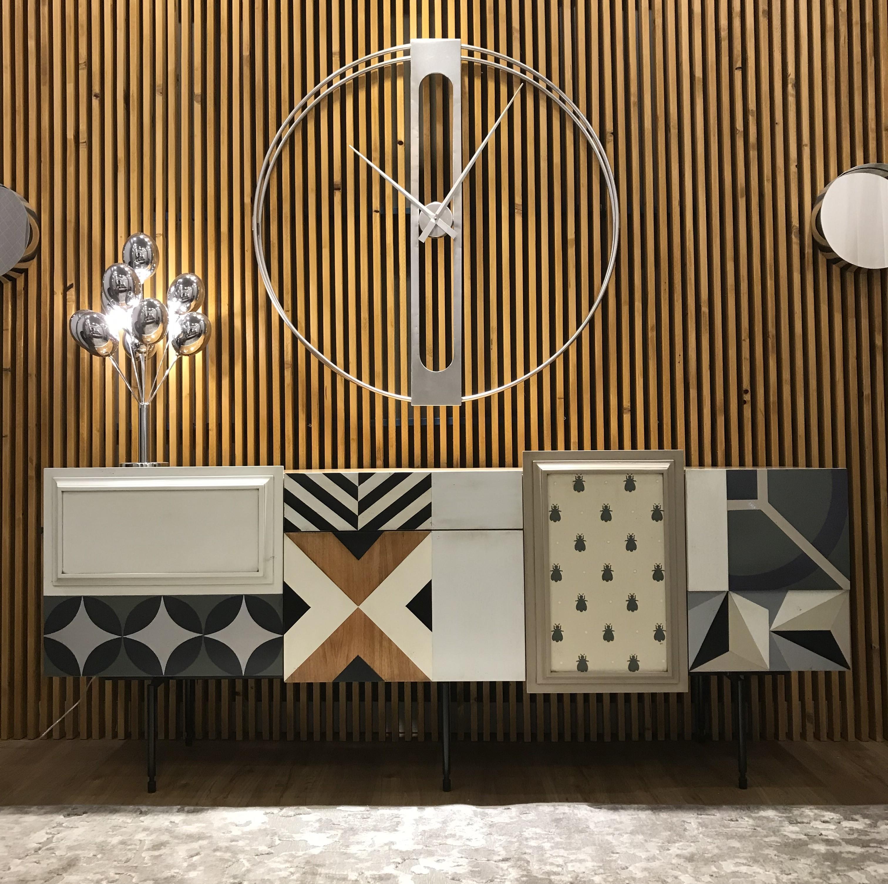 Serie 2020 Sideboard mit vier Türen und einer Schublade von Lola Glamour
Abmessungen: T 45 x B 200 x H 80 cm
MATERIALIEN: Holz.

Diese Kollektion repräsentiert unsere eigene Entwicklung, die die Summe von Klassik und Moderne, von Tradition und