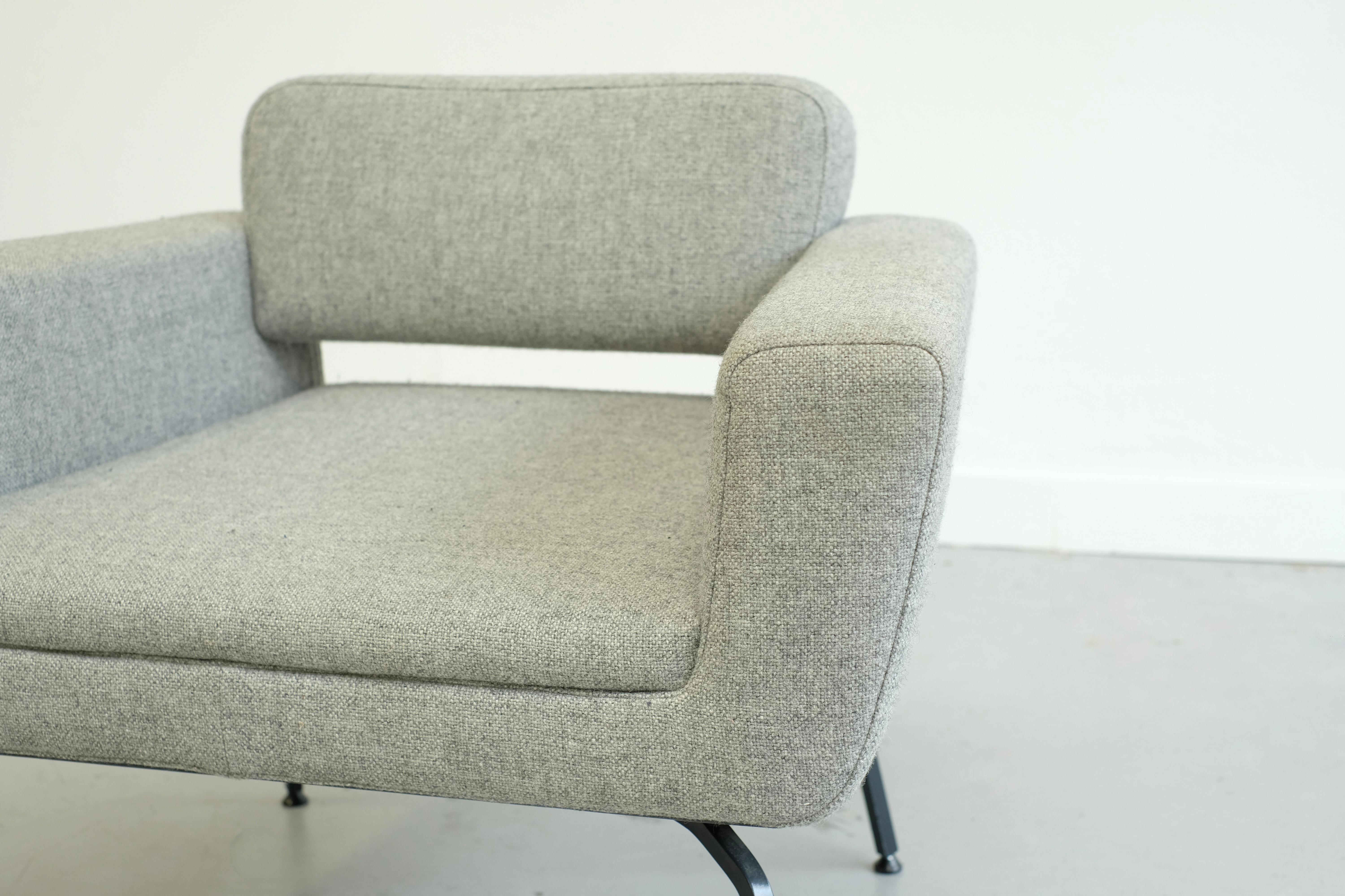 This magnificent contemporary armchair, Series 50, and its exceptional design actually takes up all the codes of the 1950s reworked to the taste of the day.
Imagined by Antonio Rodriguez in 2012, this armchair is very comfortable and airy thanks to