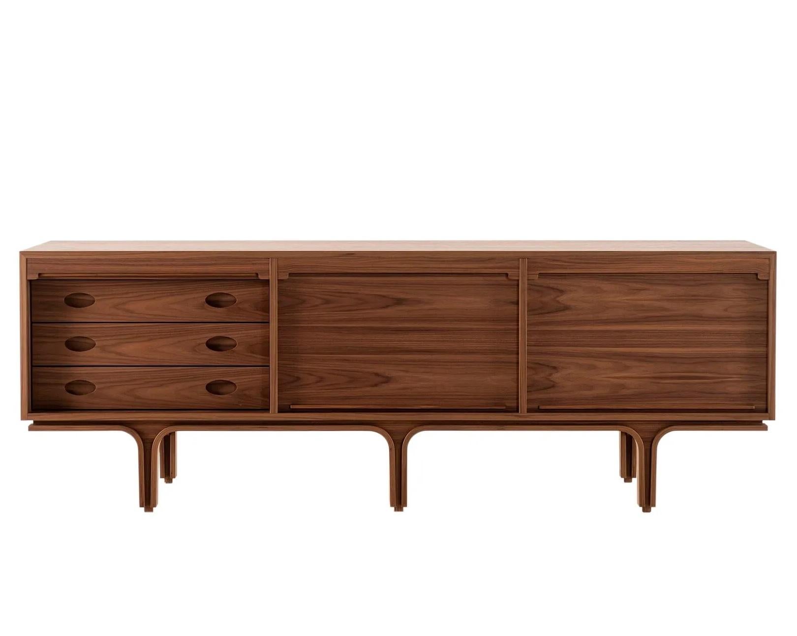 The Serie 500/3 by Gianfranco Frattini, reissued today by Tacchini, is far more than a storage unit: it represents a fundamental chapter in the history of Italian design. Originally conceived in 1960, it perfectly balances functional innovation with